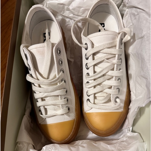 Burberry Tennis Shoe. NEW - Picture 2 of 7